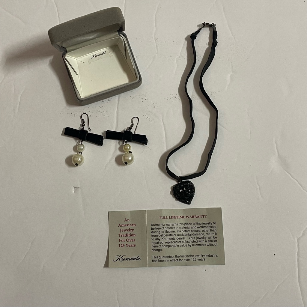 Krementz Pendant Necklace And Pearl Earrings With Case 20$